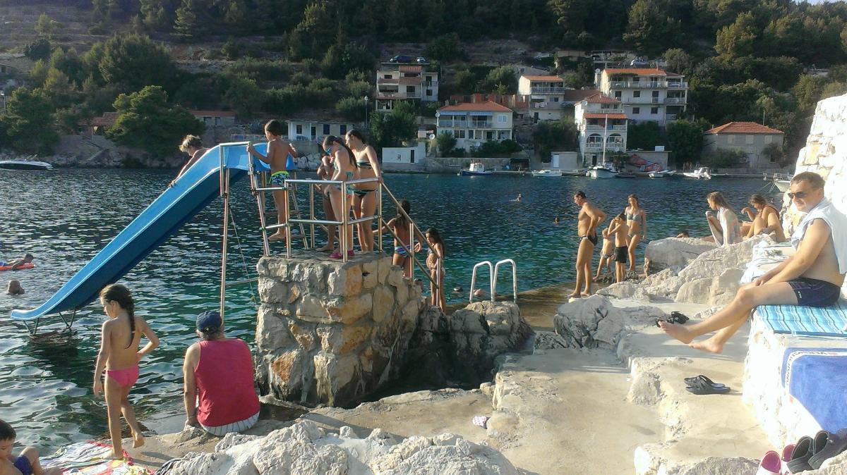 Jeskyně Vela Spila a město Vela Luka. Koupání u kempu Grščica